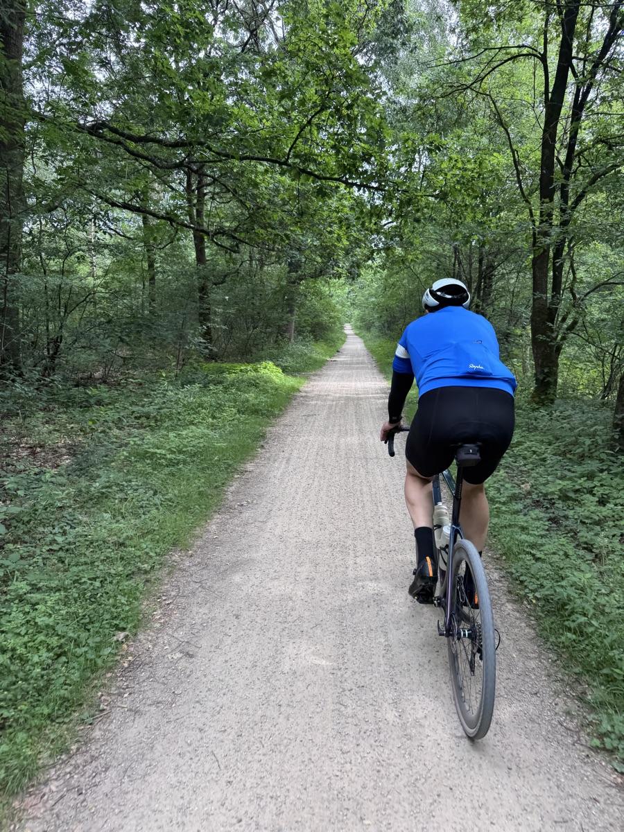 Marcel op de gravelfiets over een bospad