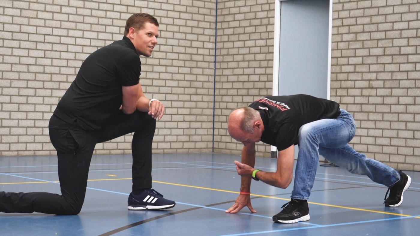 Marcel doet een oefening voor met een sporter